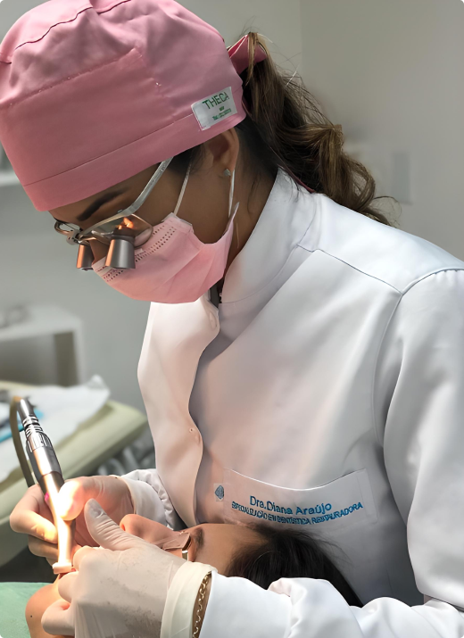 Diana Araújo realizando um procedimento de ortodontia em uma paciente