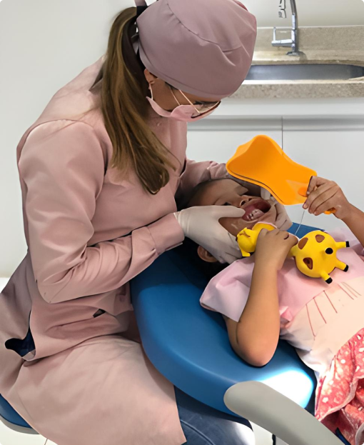 Diana Araújo atendendo uma criança em uma consulta de odontopediatria